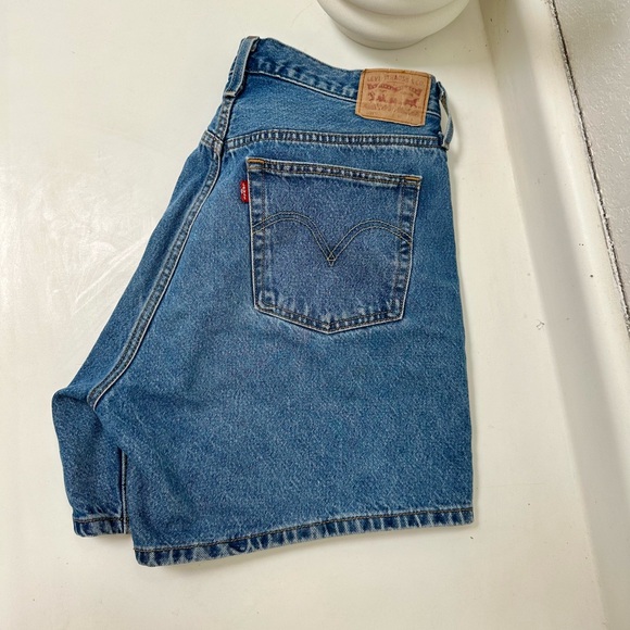 High rise mid thigh 501 Levi shorts - Picture 4 of 6